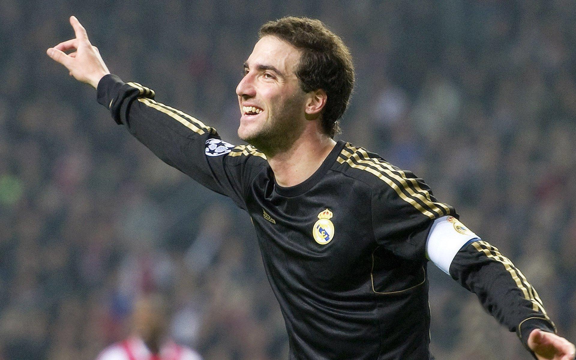 年轻球员赛后饮酒面露难色 队友调侃小孩桌引全场爆笑